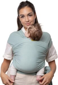 Femme portant un bébé dans une écharpe Boba Wrap